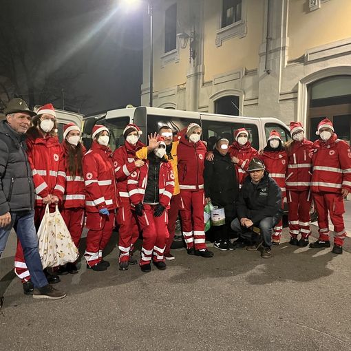 VIDEO. Alla stazione centrale di Busto è già Natale per i clochard grazie all'amicizia