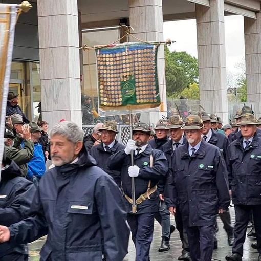 Anche gli alpini della Valle al raduno nazionale. Tra di loro il sindaco di Gorla Minore: «Voglio onorare mio nonno»
