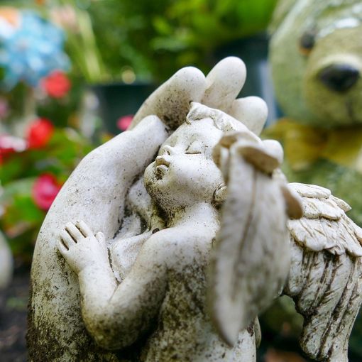 Haiti: «Addio piccolo angelo, battezzato con acqua di rubinetto e una scodella: tu ci aspetterai per aiutarci a entrare in cielo»