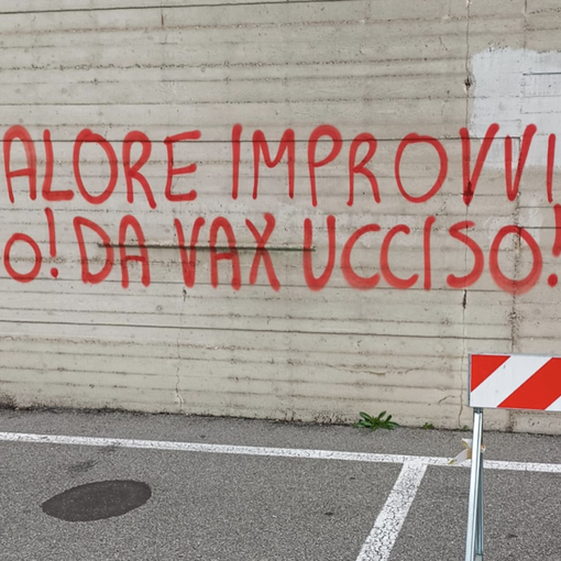 Raid al cimitero: «Lasceremo le scritte qualche giorno, così la gente vedrà quanto questi vandali sono deficienti»