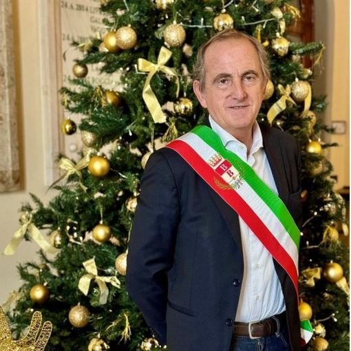 La foto del sindaco Antonelli davanti all'albero di Natale in municipio, inviata insieme al messaggio di auguri