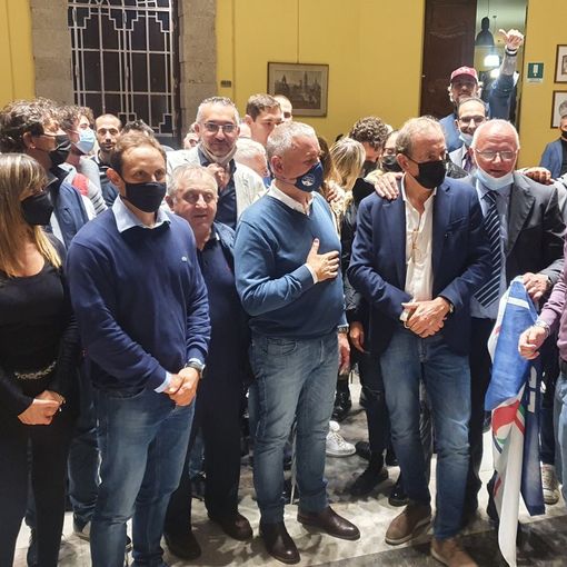 Il sindaco Antonelli la sera della vittoria in sala consiglio