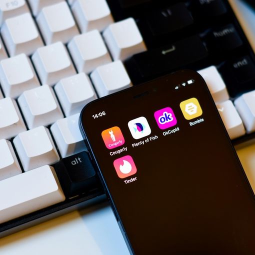 Il Problema delle Escort sulle App di Incontri: Un Fenomeno in Crescita tra False Identità e Sfruttamento delle Immagini di Influencer