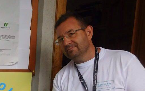 Pierluigi Beghetto, apicoltore, durante un'attività con i bambini: dalla sua pagina Facebook