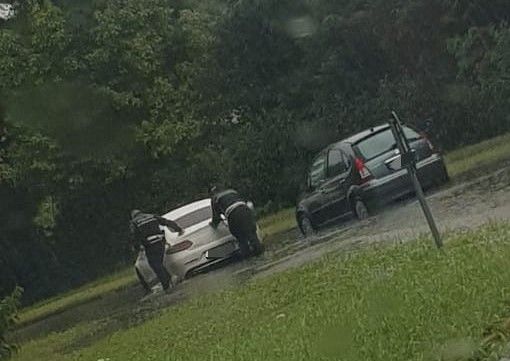FOTO. Auto ferma nella strada allagata, la Polizia locale di Busto soccorre mamma e bimba