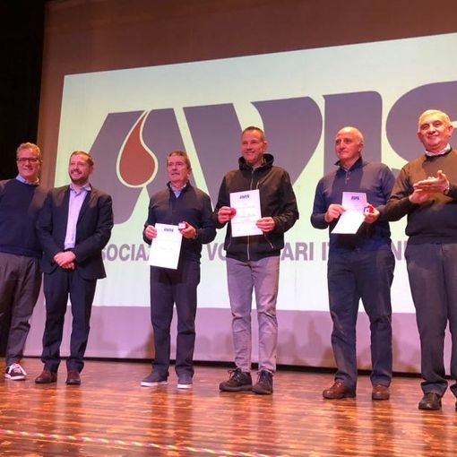 I premiati per le 120 donazioni. Sotto, quelli per le 100 e 75 e i docenti referenti delle scuole