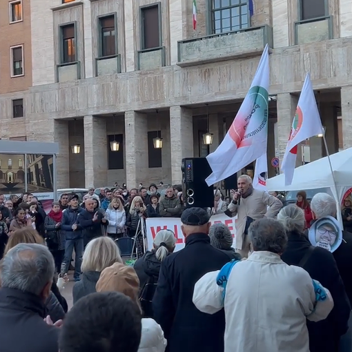 No vax di nuovo in piazza a Varese con l'avvocato Edoardo Polacco