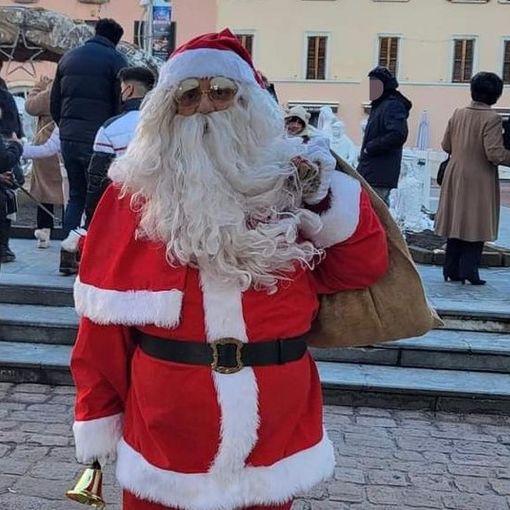 In sella alle Vespe vestiti da Babbo Natale