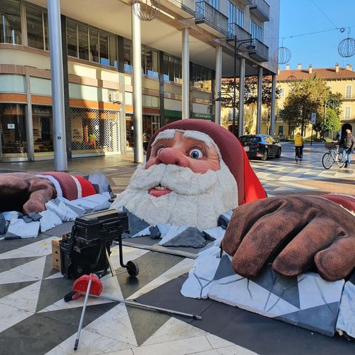 FOTO. Busto, Babbo Natale è “sbucato” in via Milano. E sul presepe il sindaco precisa