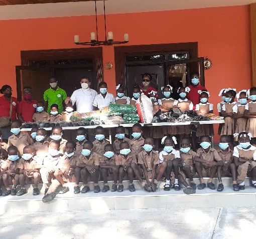 Arrivano le scarpe per andare a scuola e i piccoli di Haiti cantano di gioia