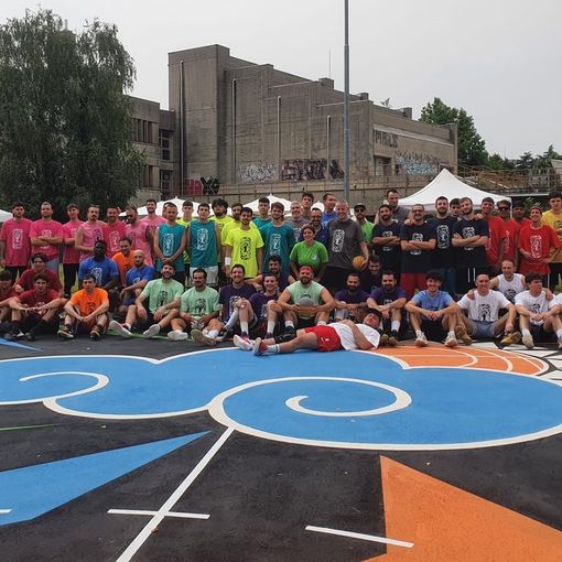 Busto, il campo da basket del parco Brazzelli è una piccola opera d’arte: «Nico, questo è per te»