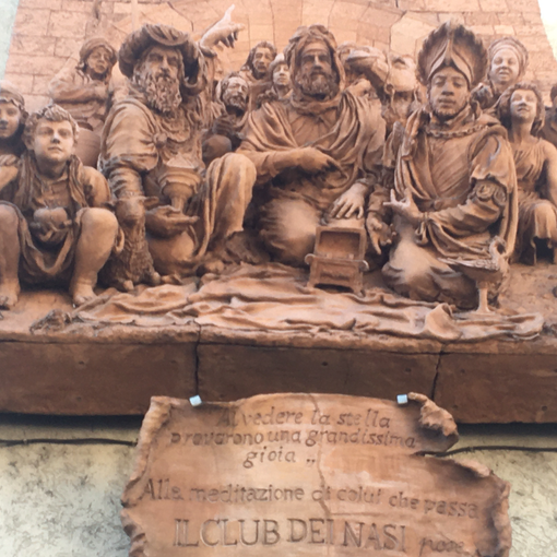 Il bassorilievo posato dal Club dei Nasi nel 1997