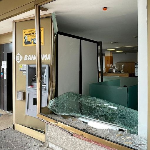Parabiago, assalto alla filiale della Bcc: ladri in fuga a mani vuote