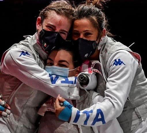 L'abbraccio finale delle nostre ragazze (foto tratta dalla pagina Facebook ufficiale della Federazione italiana Scherma)