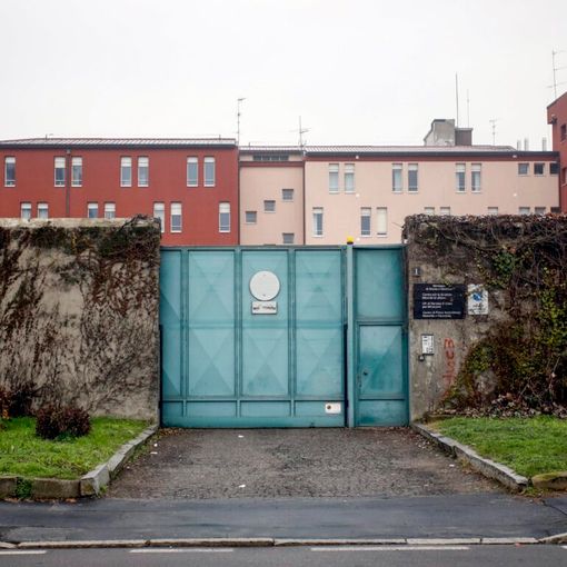 “Beccaria”, detenuti del carcere minorile seminano il panico: aggrediscono poliziotti, danno fuoco a un materasso e tentano fuga in massa