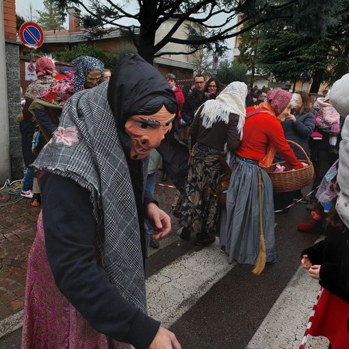 FOTO E VIDEO. Giù dal campanile. Befane, grandi e piccini si divertono a Castegnate