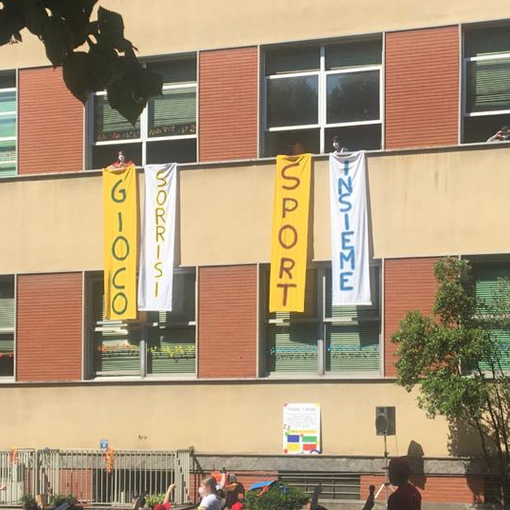 Gli striscioni alle finestre delle Bertacchi di Busto
