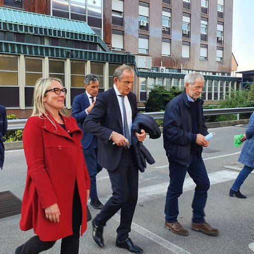Bertolaso visita l’ospedale di Busto: «Aspetti critici, ma situazione positiva. Entro l’anno si dovrà cambiare in meglio»