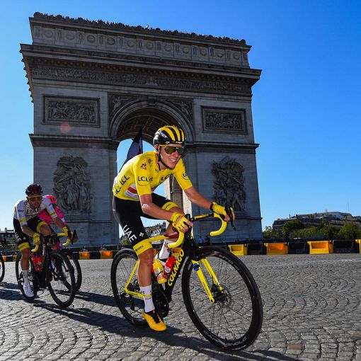 Tadej Pogačar-UAE Team Emirates vince per il secondo anno il Tour del France 2021 (Enervit è fornitore Ufficiale della squadra emiratina) - foto Bettini