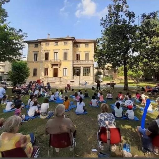 Una biblioteca ambulante che va nelle scuole, aperta ad accogliere bimbi e ragazzi