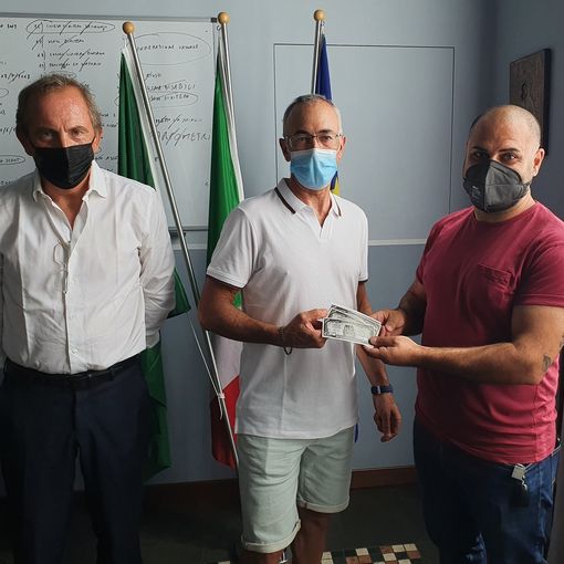 La consegna dei buoni in municipio
