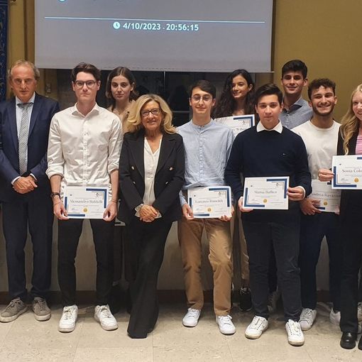 Premiati gli studenti più meritevoli del liceo scientifico. Il sindaco: «Continuate così, Busto ha bisogno di voi»