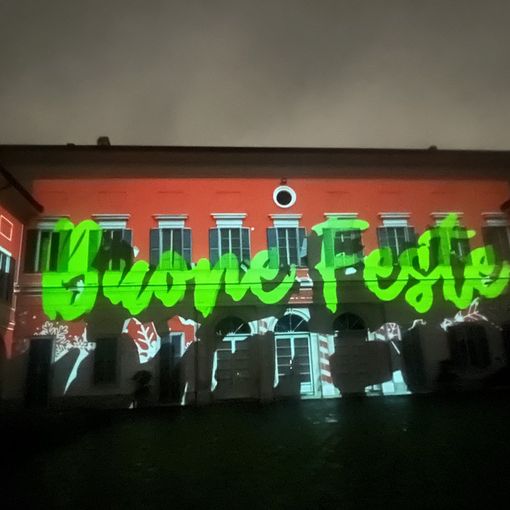 Il Comune di Castellanza addobbato a feste con il videomapping