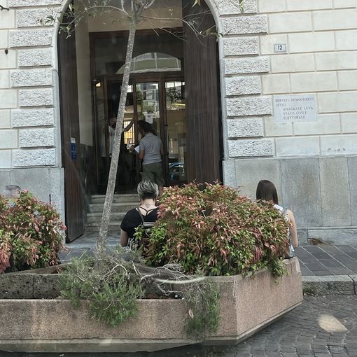 L'Anagrafe di Busto: le persone devono attendere fuori. Qui la situazione a metà mattinata pochi giorni fa