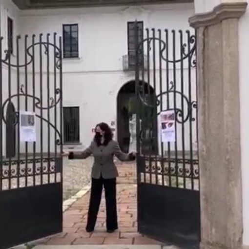 Un'immagine del video della Regione: la vicesindaco Maffioli riapre Palazzo Cicogna