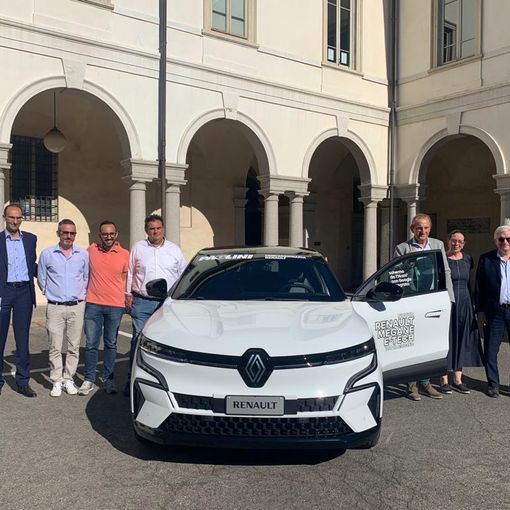 La presentazione di Busto Estate con le auto Renault Paglini e sotto la Vespa