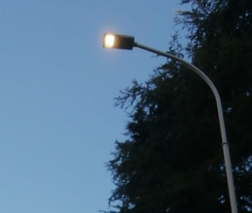 Un lampione acceso stamattina in via Orazio
