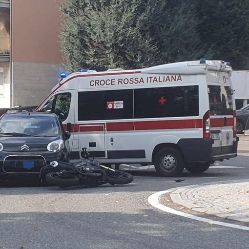 Scontro tra auto e moto in viale Boccaccio, soccorsi un ragazzo e una donna