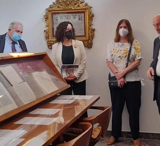 Il professor Bertolli illustra la mostra - foto per cortesia della vicesindaco Maffioli