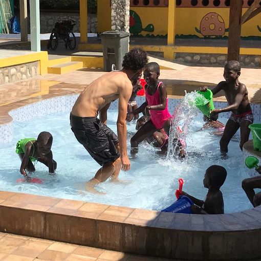 FOTO/ La buonanotte più gioiosa: la battaglia dei secchi dei bambini di Haiti