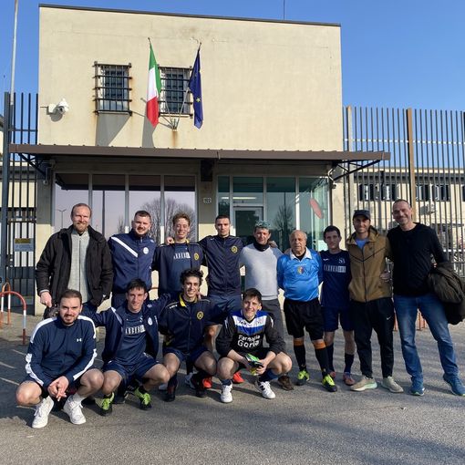 La prima squadra partecipante: OSGB Caronno D, di Caronno Pertusella. Tutto a sinistra in piedi il presidente provinciale Diego Peri. Penultimo a destra (con il cappellino) Gian Marco Duina, ideatore del progetto e allenatore