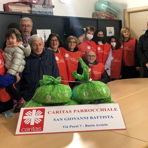 I volontari Caritas con l’amministratore delegato Ivng Angelo Merlo e don Francesco Casati