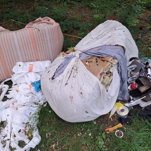 Gli incivili tornano a colpire alla Cascina dei Poveri. Tallarida: «Avevamo pulito da poco»