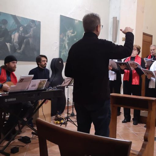 VIDEO. Cascina dei poveri, chiesa stracolma per il coro dei Gallazzi