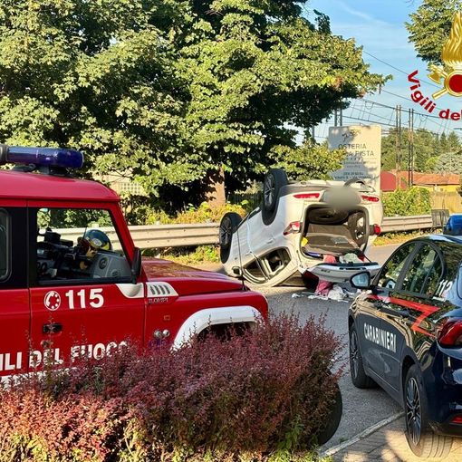 Si ribalta auto a Casorate, ferita una ragazza