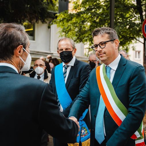 Cassani, affiancato dal collega Antonelli, stringe la mano al presidente Fontana (foto pubblicata su Facebook dal sindaco di Gallarate)