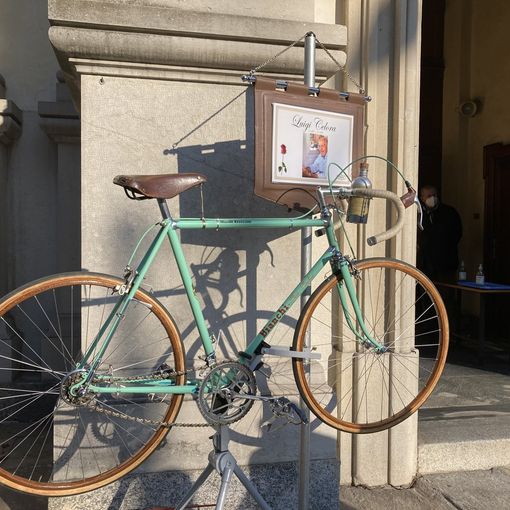 La &quot;Bianchi&quot; davanti alla chiesa di San Giuseppe e l'omelia del parroco