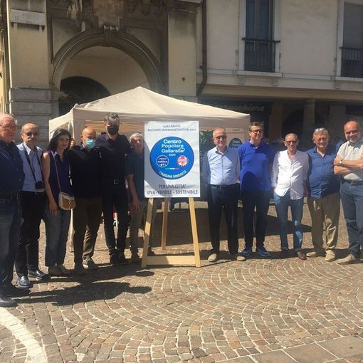 Alcuni esponenti della lista con il sindaco Andrea Cassani