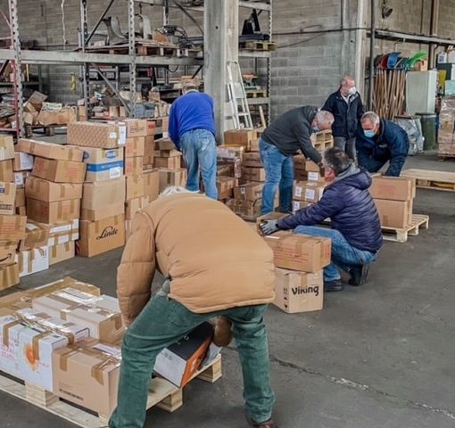 La Protezione civile raccoglie il materiale