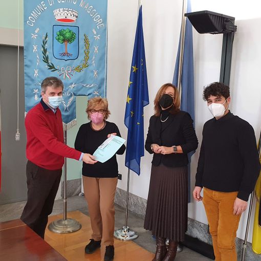 Da sinistra, Fedeli, il sindaco Berra e  Anna Maria e Angelo, soci e fondatori di Ortosocialbiomi