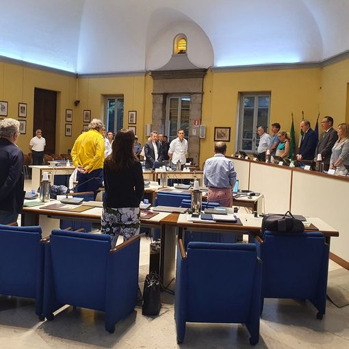 Ricordo di Berlusconi a Busto, tre consiglieri lasciano l’aula. Forza Italia: «Vergognoso». Scontro col sindaco