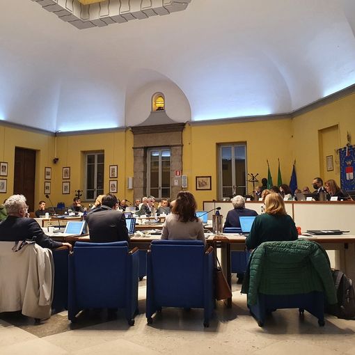 Il Consiglio di Busto si schiera con le donne iraniane. FdI: «Ma ciò che accade in questa sala non influenza Teheran»