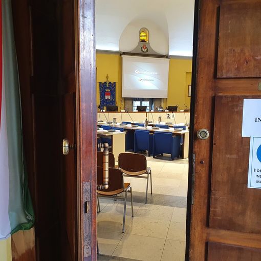 Il Consiglio riapre le porte al pubblico. Sotto, Laura Rogora e Simone Orsi
