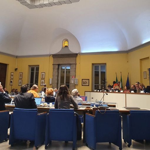 Busto, approvato il rendiconto 2022. L’opposizione punge su lampioni e partecipate