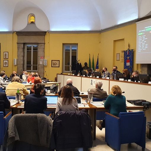 Discussione lunga e complessa. Ma alla fine il Consiglio di Busto condanna all’unanimità l’aggressione russa