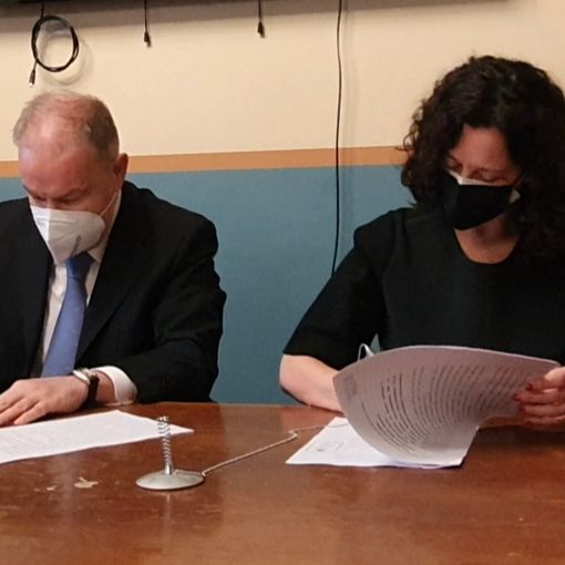 Siglata la convenzione tra amministrazione comunale e università. Sotto, i partecipanti alla conferenza stampa